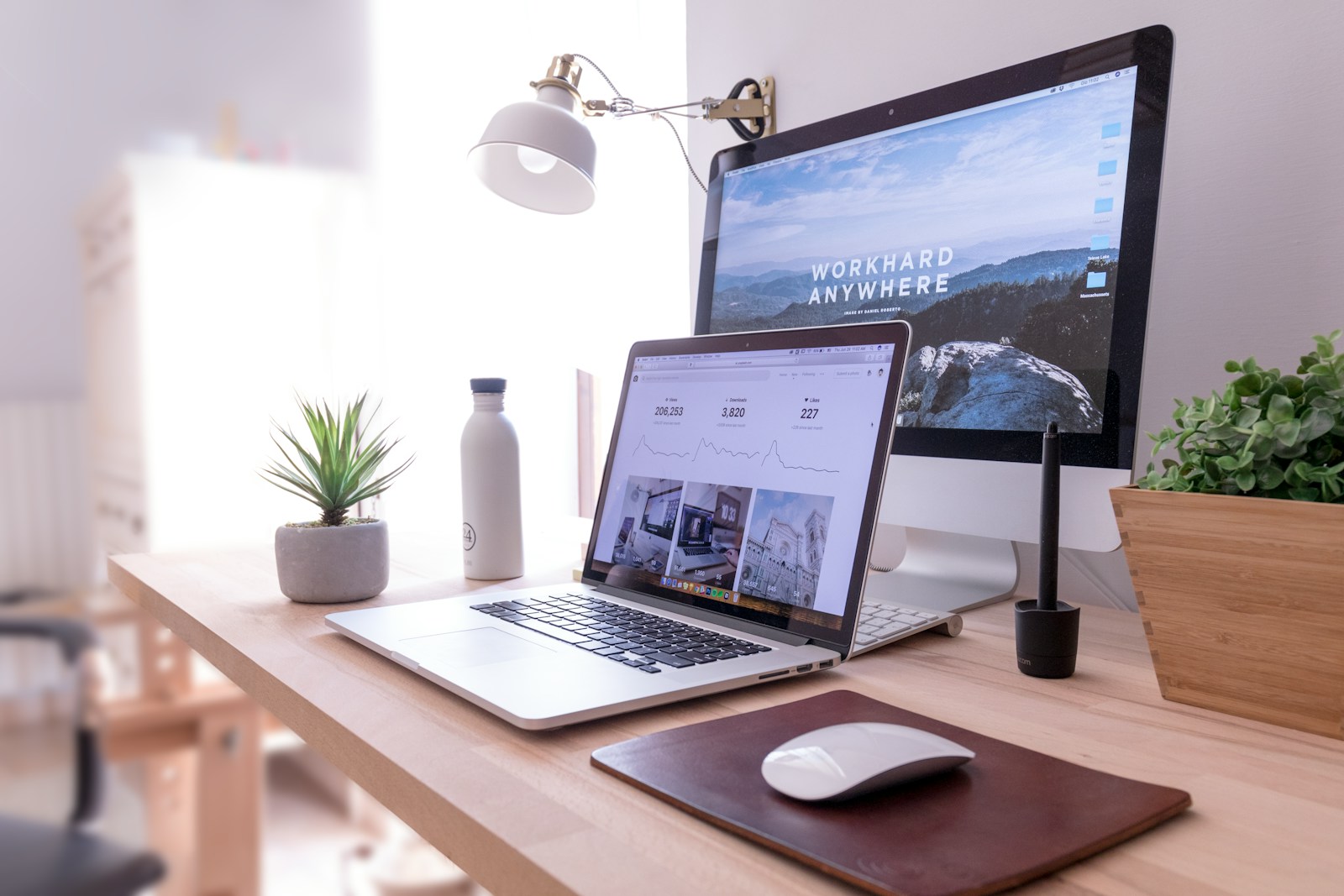 Meledakkan Konversi: Optimasi Landing Page Google Analytics - MacBook Pro on table beside white iMac and Magic Mouse